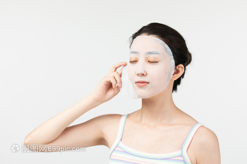 年轻女性揭开面膜